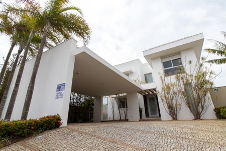 Casa de condomínio à venda com 434m², 4 quartos e 4 vagas Casa de condomínio à venda com 434m², 4 quartos e 4 vagasFachada