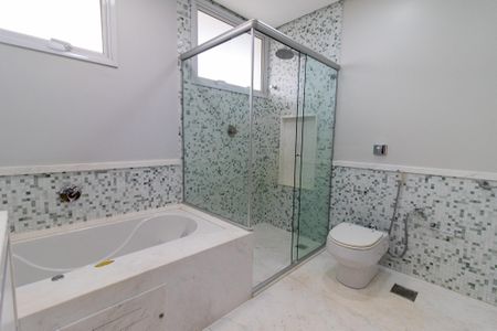 Casa de condomínio à venda com 434m², 4 quartos e 4 vagas Casa de condomínio à venda com 434m², 4 quartos e 4 vagasBanheiro da Suíte 1