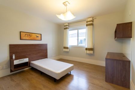 Casa de condomínio à venda com 434m², 4 quartos e 4 vagas Casa de condomínio à venda com 434m², 4 quartos e 4 vagasSuíte 2