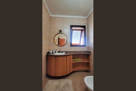 Casa de condomínio à venda com 528m², 5 quartos e 6 vagasBanheiro da Suíte 2