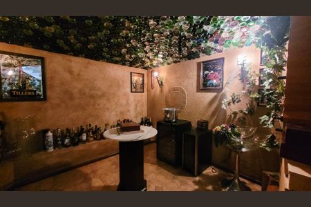 Casa de condomínio à venda com 528m², 5 quartos e 6 vagasAdega