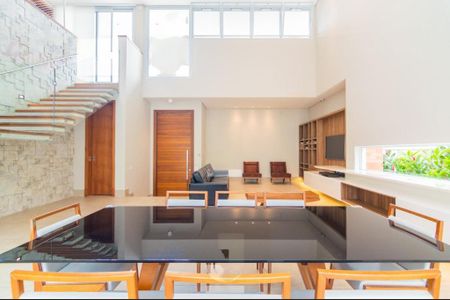 Casa de condomínio à venda com 537m², 4 quartos e 4 vagas