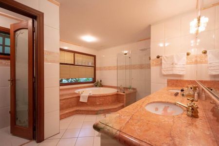 Casa de condomínio à venda com 1000m², 4 quartos e 8 vagas