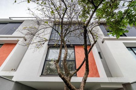 Casa à venda com 225m², 3 quartos e 3 vagas Casa à venda com 225m², 3 quartos e 3 vagasFoto 01