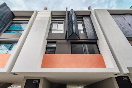 Casa à venda com 225m², 3 quartos e 3 vagas Casa à venda com 225m², 3 quartos e 3 vagasFoto 02