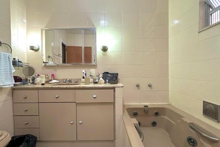 Apartamento à venda com 243m², 4 quartos e 1 vaga Apartamento à venda com 243m², 4 quartos e 1 vagaBanheiro Social 01