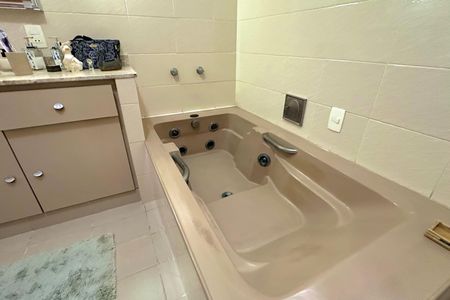 Apartamento à venda com 243m², 4 quartos e 1 vaga Apartamento à venda com 243m², 4 quartos e 1 vagaBanheiro Social 01