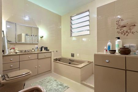 Apartamento à venda com 243m², 4 quartos e 1 vaga Apartamento à venda com 243m², 4 quartos e 1 vagaBanheiro Social 01