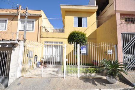 Casa à venda com 200m², 2 quartos e 2 vagas Casa à venda com 200m², 2 quartos e 2 vagasFachada