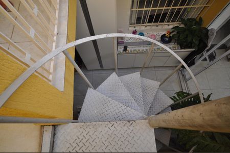 Casa à venda com 200m², 2 quartos e 2 vagasEscada