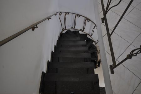 Casa à venda com 200m², 2 quartos e 2 vagasEscada