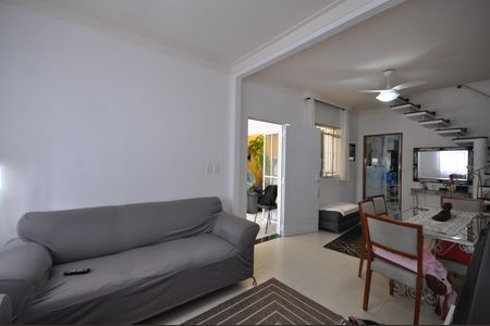 Casa à venda com 200m², 2 quartos e 2 vagasSala