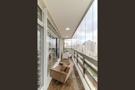 Apartamento à venda com 600m², 4 quartos e 3 vagas Apartamento à venda com 600m², 4 quartos e 3 vagasVaranda