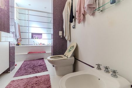 Apartamento à venda com 600m², 4 quartos e 3 vagas Apartamento à venda com 600m², 4 quartos e 3 vagasBanheiro da Suíte 2