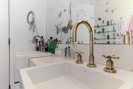 Apartamento à venda com 600m², 4 quartos e 3 vagas Apartamento à venda com 600m², 4 quartos e 3 vagasBanheiro da Suíte 2