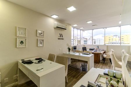 Apartamento à venda com 600m², 4 quartos e 3 vagas Apartamento à venda com 600m², 4 quartos e 3 vagasEscritório