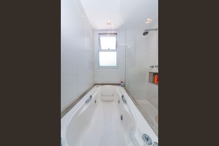 Apartamento à venda com 220m², 4 quartos e 4 vagas Apartamento à venda com 220m², 4 quartos e 4 vagasBanheiro da Suíte 1