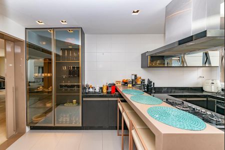 Apartamento à venda com 220m², 4 quartos e 4 vagas Apartamento à venda com 220m², 4 quartos e 4 vagasCozinha