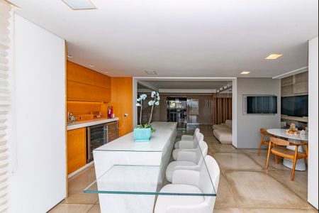 Apartamento à venda com 220m², 4 quartos e 4 vagas Apartamento à venda com 220m², 4 quartos e 4 vagasVaranda