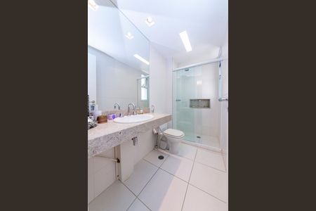 Apartamento à venda com 220m², 4 quartos e 4 vagas Apartamento à venda com 220m², 4 quartos e 4 vagasBanheiro da Suíte 2