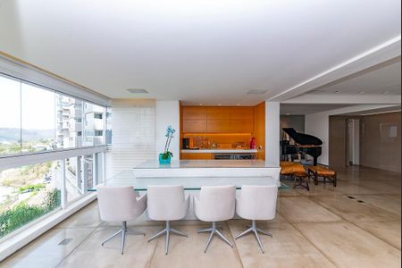 Apartamento à venda com 220m², 4 quartos e 4 vagas Apartamento à venda com 220m², 4 quartos e 4 vagasVaranda