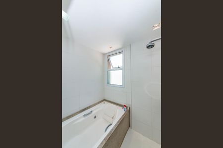 Apartamento à venda com 220m², 4 quartos e 4 vagas Apartamento à venda com 220m², 4 quartos e 4 vagasBanheiro da Suíte 1