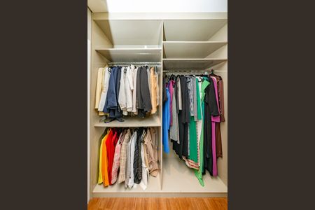 Apartamento à venda com 220m², 4 quartos e 4 vagas Apartamento à venda com 220m², 4 quartos e 4 vagasCloset da suíte 1