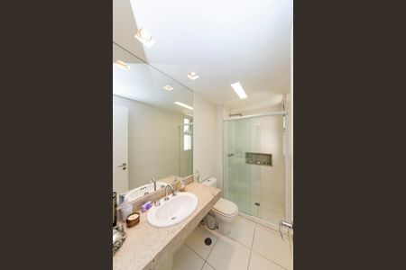 Apartamento à venda com 220m², 4 quartos e 4 vagas Apartamento à venda com 220m², 4 quartos e 4 vagasBanheiro da Suíte 2