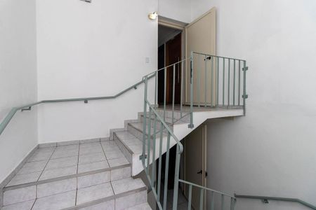 Apartamento à venda com 75m², 2 quartos e sem vaga Apartamento à venda com 75m², 2 quartos e sem vagaEscada