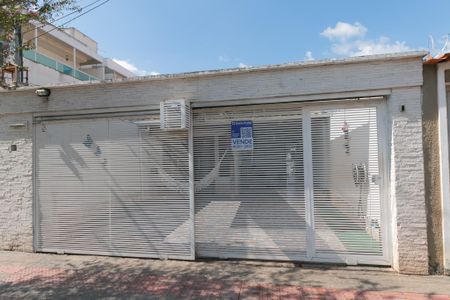 Casa à venda com 167m², 4 quartos e 3 vagas Casa à venda com 167m², 4 quartos e 3 vagasPlaca
