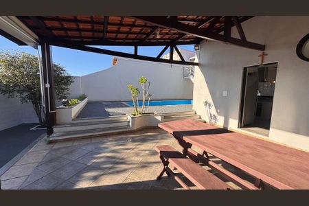 Casa à venda com 270m², 3 quartos e 4 vagas Casa à venda com 270m², 3 quartos e 4 vagasÁrea comum