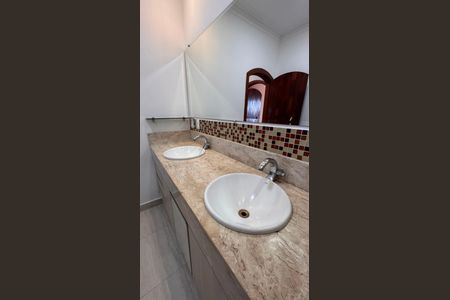 Casa à venda com 270m², 3 quartos e 4 vagas Casa à venda com 270m², 3 quartos e 4 vagasBanheiro 2