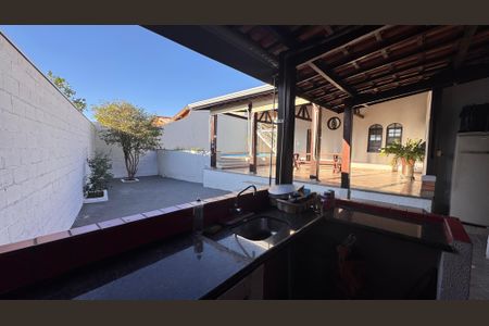 Casa à venda com 270m², 3 quartos e 4 vagas Casa à venda com 270m², 3 quartos e 4 vagasÁrea comum