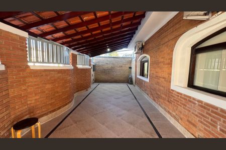 Casa à venda com 270m², 3 quartos e 4 vagas Casa à venda com 270m², 3 quartos e 4 vagasÁrea comumÁrea comum