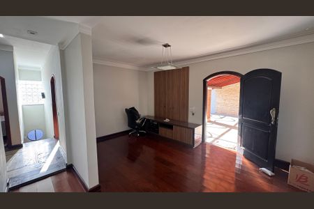 Casa à venda com 270m², 3 quartos e 4 vagas Casa à venda com 270m², 3 quartos e 4 vagasSala