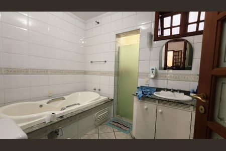 Casa à venda com 330m², 3 quartos e 3 vagas Casa à venda com 330m², 3 quartos e 3 vagasBanheiro