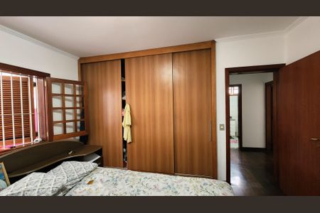 Casa à venda com 330m², 3 quartos e 3 vagas Casa à venda com 330m², 3 quartos e 3 vagasQuarto