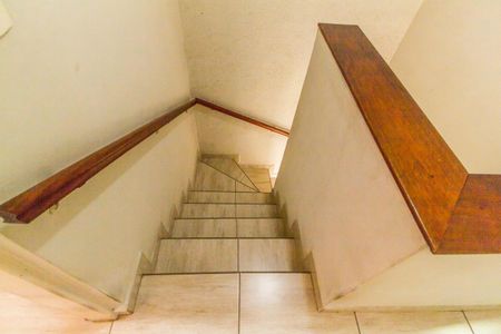 Casa à venda com 125m², 2 quartos e 2 vagas Casa à venda com 125m², 2 quartos e 2 vagasEscada