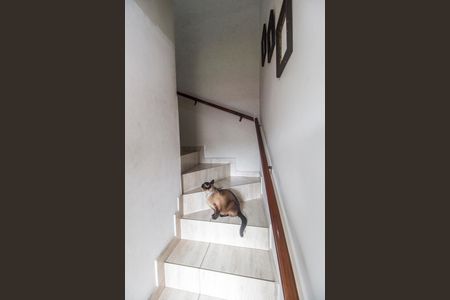 Casa à venda com 125m², 2 quartos e 2 vagas Casa à venda com 125m², 2 quartos e 2 vagasEscada