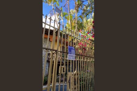 Casa à venda com 360m², 4 quartos e 4 vagas Casa à venda com 360m², 4 quartos e 4 vagasPlaca instalada