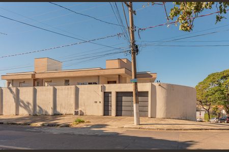 Casa à venda com 412m², 3 quartos e 2 vagas Casa à venda com 412m², 3 quartos e 2 vagasFachada