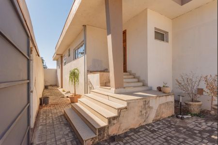 Casa à venda com 412m², 3 quartos e 2 vagas Casa à venda com 412m², 3 quartos e 2 vagasFachada