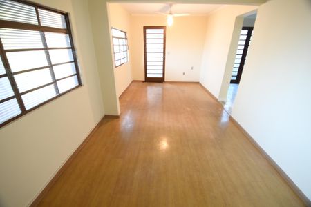 Casa à venda com 200m², 3 quartos e 3 vagasSala