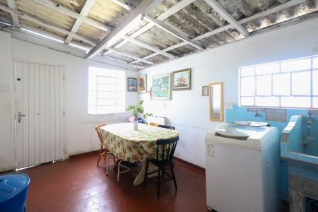 Casa à venda com 143m², 2 quartos e 5 vagas Casa à venda com 143m², 2 quartos e 5 vagasÁrea de Serviço