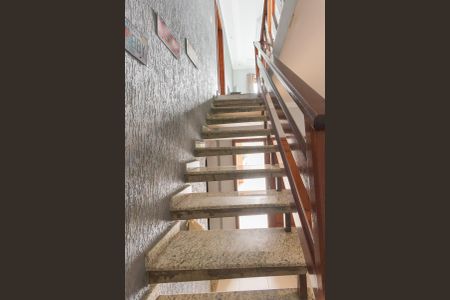 Casa à venda com 199m², 3 quartos e 4 vagas Casa à venda com 199m², 3 quartos e 4 vagasEscada