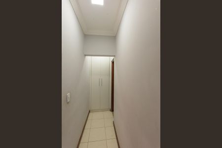 Casa à venda com 199m², 3 quartos e 4 vagas Casa à venda com 199m², 3 quartos e 4 vagasCorredor