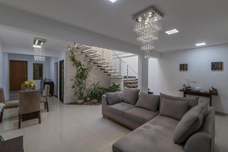 Casa à venda com 240m², 5 quartos e 2 vagas Casa à venda com 240m², 5 quartos e 2 vagasSala