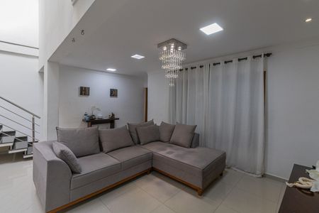 Casa à venda com 240m², 5 quartos e 2 vagas Casa à venda com 240m², 5 quartos e 2 vagasSala