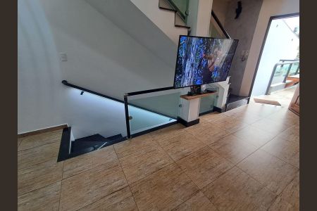 Casa à venda com 250m², 4 quartos e 3 vagas Casa à venda com 250m², 4 quartos e 3 vagasCorredor