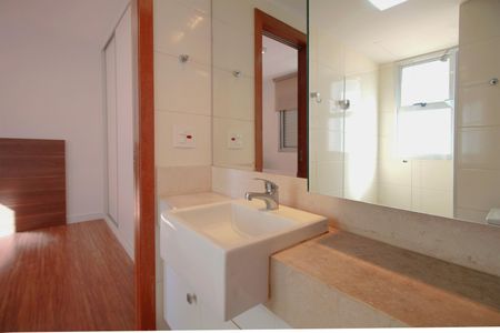 Apartamento à venda com 197m², 4 quartos e 4 vagasBanheiro das Suítes 2 e 3